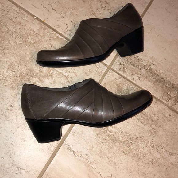 clarks kitten heel boots